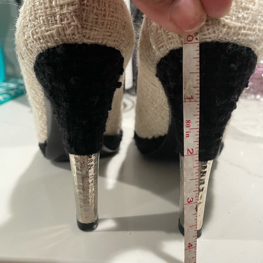 Chanel Pumps. - Picture 9 of 11
